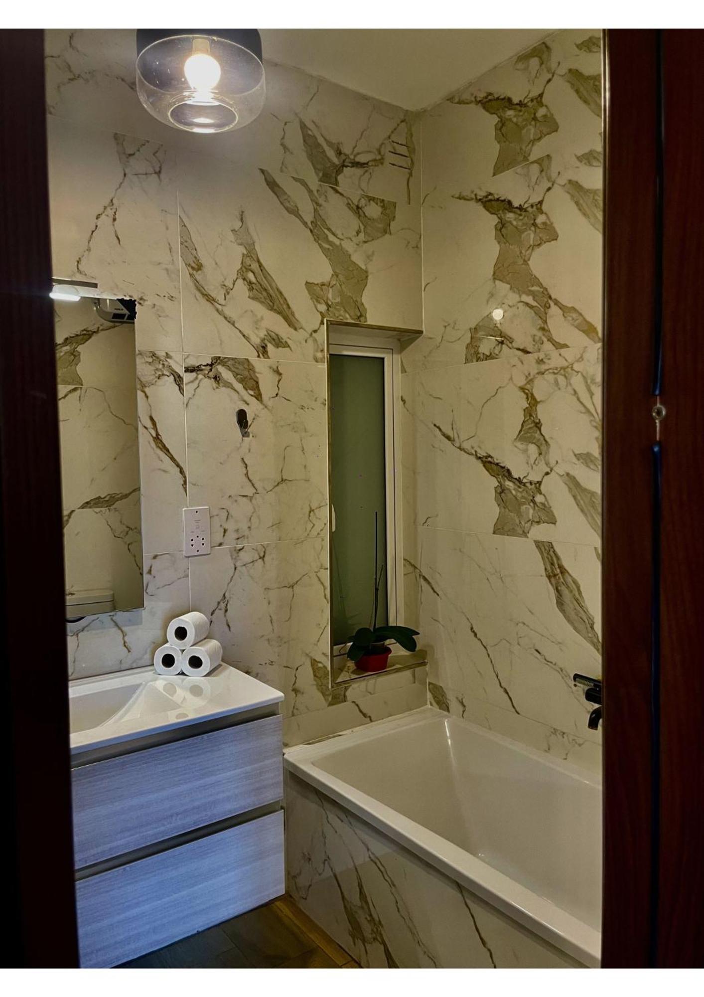 Airport Accommodation Bedroom With Your Own Private Bathroom Self Check In And Self Check Out Air-Condition Included Mqabba Экстерьер фото